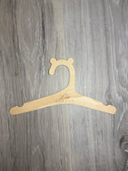 Personalisierter Baby-Holzbügel mit Gravur - Bärenkopf