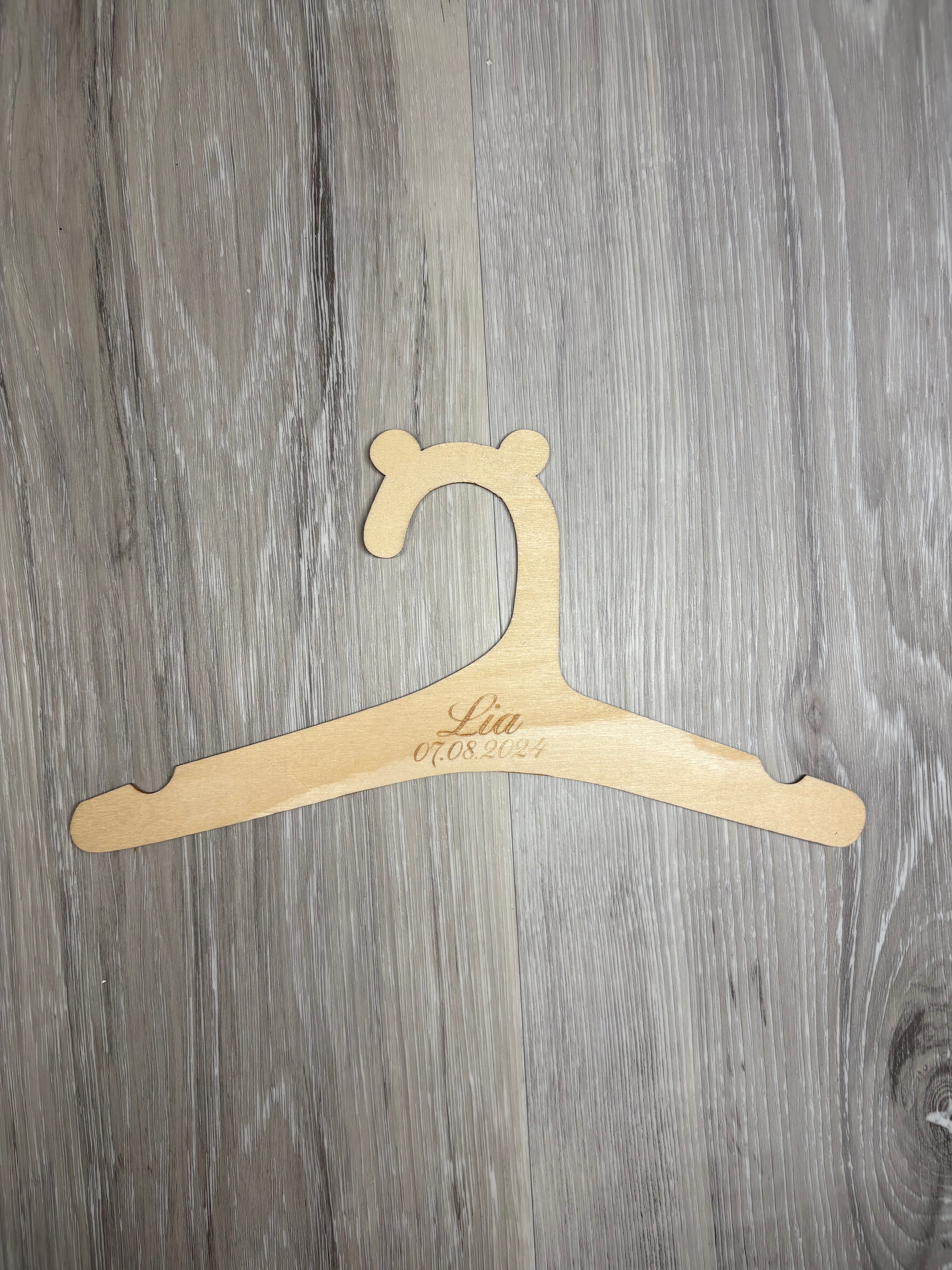 Personalisierter Baby-Holzbügel mit Gravur - Bärenkopf