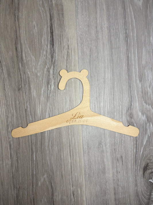 Personalisierter Baby-Holzbügel mit Gravur - Bärenkopf