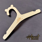 Personalisierter Baby-Holzbügel mit Gravur - Bärenkopf