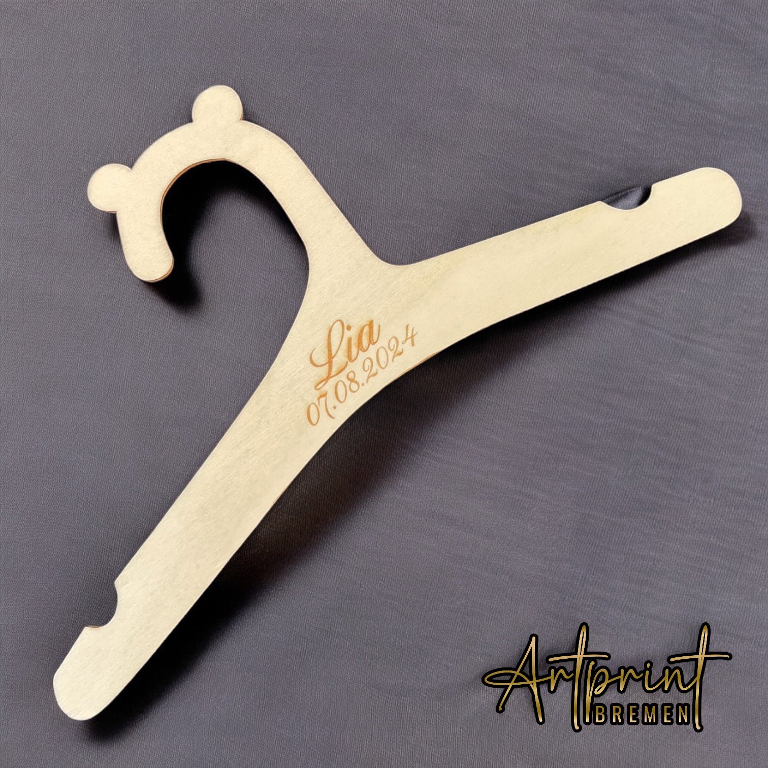 Personalisierter Baby-Holzbügel mit Gravur - Bärenkopf