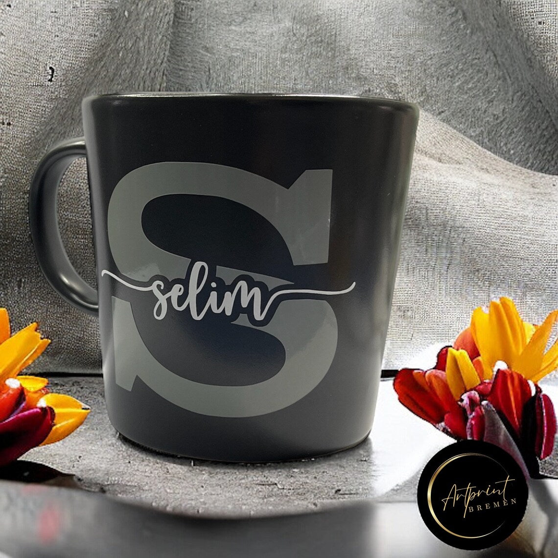 Kaffeebecher personalisiert mit dem Namen und der Initiale - Farbe der Initiale und des Namens frei wählbar